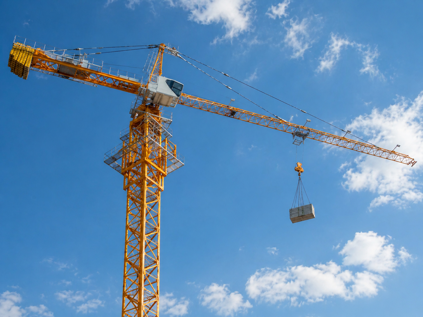Grue à tour sur chantier BTP